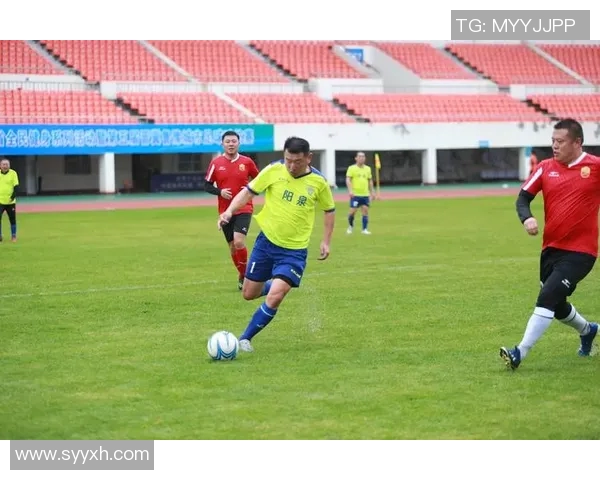 福州足球明星重返家乡激情献技球迷热情高涨共庆足球盛事